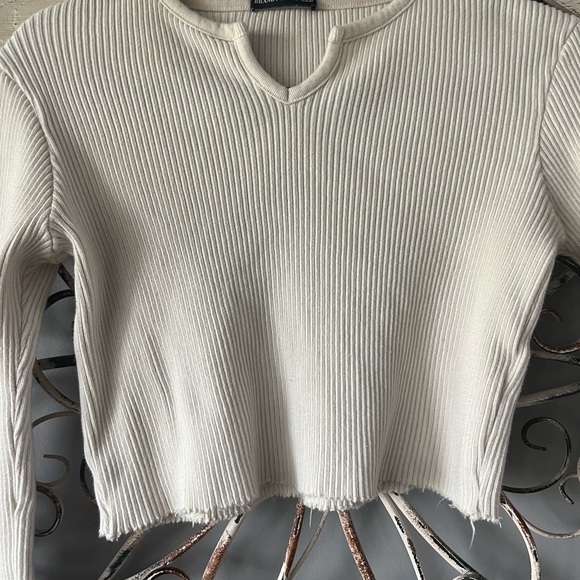 Brandy Melville sweater - Picture 3 of 8